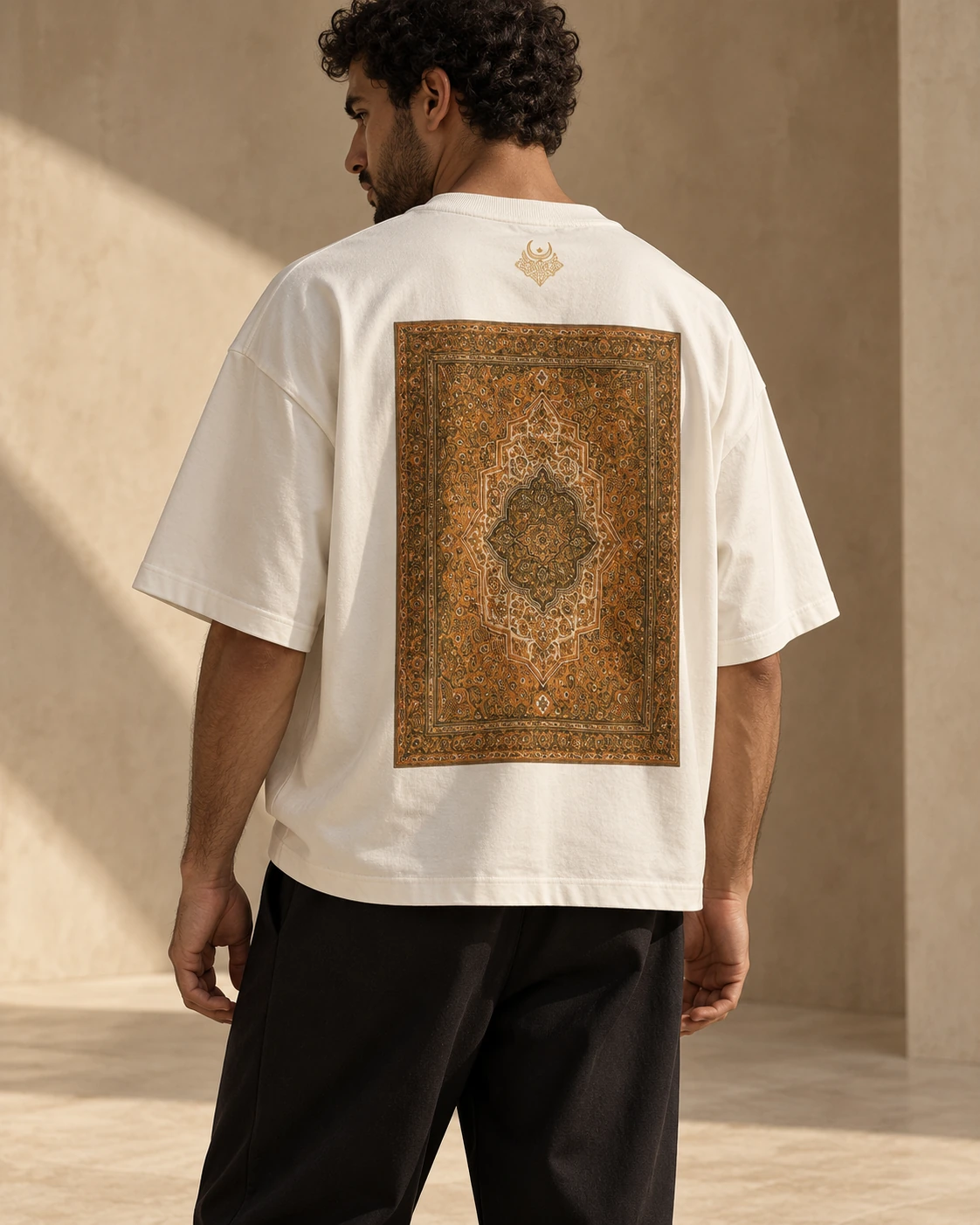 SAJADA porté de dos, motif inspiré du tapis.